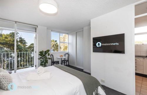 Elizabeth Bay Apartment | Studio Apt With Parking Balcony & Water Views