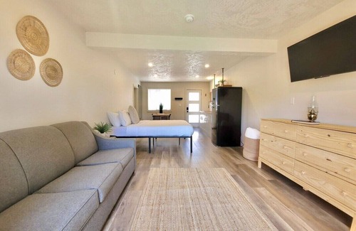 Lake Cowichan Apartment | Studio at Riverside Boutique Motel - River Room