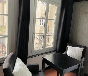 Dole Apartment | Studio au Moulin " Design Noir " Vue Unique