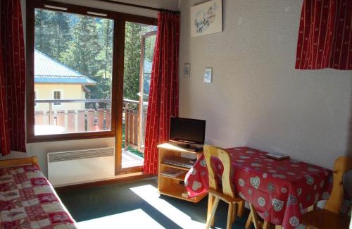 Pralognan-la-Vanoise Apartment | Studio avec Balcon en Centre-ville, Parking Privé - Près du Téléphérique - FR-1-464-129