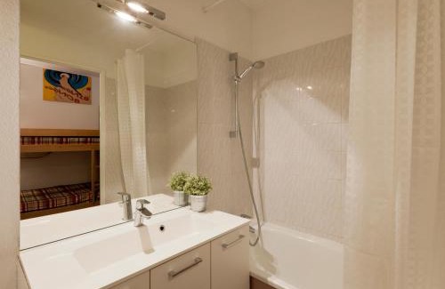 Brides-les-Bains Apartment | Studio avec Balcon Sud et WiFi au Centre de Brides-les-Bains, Proche Thermes et Télécabine - FR-1-512-54
