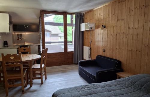 Brides-les-Bains Apartment | Studio avec Balcon Exposé Est, Parking et WIFI Inclus - Brides-les-Bains - FR-1-512-186
