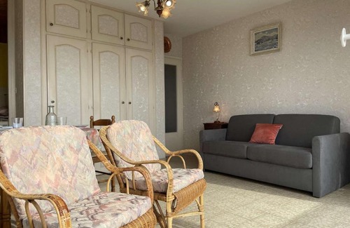 Saint-Gilles-Croix-de-Vie Apartment | Studio cosy à Saint-Gilles-Croix-de-Vie avec parking privé - FR-1-224-116