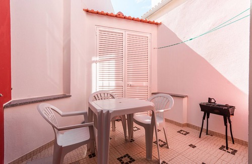 Peniche de Cima Apartment | Studio C/Private Courtyard 2 minutes from Peniche Beach