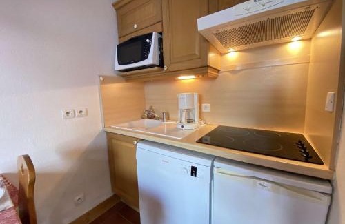 Praz-sur-Arly Apartment | Studio Cabine à Praz-Sur-Arly, proche village et pistes, balcon, parking, piscine, 4 pers - FR-1-603-18