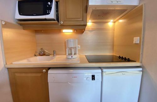 Praz-sur-Arly Apartment | Studio Cabine à Praz-Sur-Arly, proche village et pistes, balcon, parking, piscine, 4 pers - FR-1-603-18