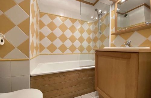 Praz-sur-Arly Apartment | Studio Cabine à Praz-Sur-Arly, proche village et pistes, balcon, parking, piscine, 4 pers - FR-1-603-18