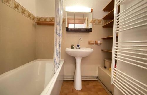 Praz-sur-Arly Apartment | Studio cabine à Praz Sur Arly - Balcon, proche pistes et centre - 4 pers, parking, casier ski - FR-1-603-31