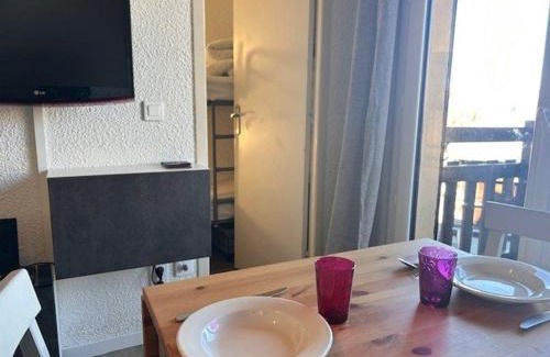 Risoul Apartment | Studio Cabine 4 pers. à Risoul 1850, Accès Direct Pistes, Balcon, Piscine Chauffée l'Été - FR-1-330-575