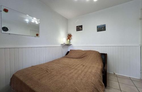 Port Rive Gauche Apartment | Studio Cabine Climatisé avec Terrasse et Piscine sur le Port de Gruissan, Proche Plage - 4 Couchages - FR-1-229-104