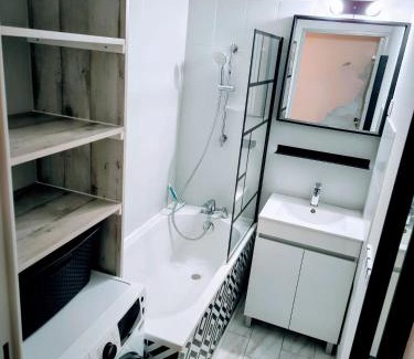 Valras-Plage Apartment | Studio Cabine Piscine-Clim-Parking-Plage200m