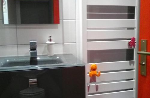 Villard-de-Lans Apartment | Studio cabine rénové 4 pers. proche centre avec balcon et cuisine équipée - FR-1-689-80
