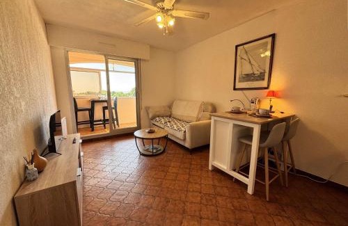 Le Brusc Apartment | Studio calme avec loggia - 2 pers, parking, proche plage - FR-1-845-4