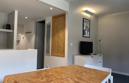 Arc-1800 Apartment | Studio calme rénové, balcon, Wifi, parking inclus, proche Transarc et commerces - FR-1-346-345