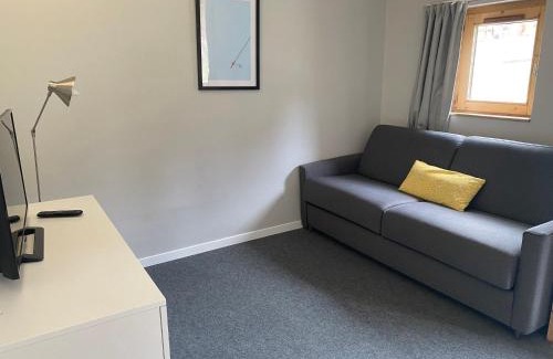 Arc-1800 Apartment | Studio calme rénové, balcon, Wifi, parking inclus, proche Transarc et commerces - FR-1-346-345