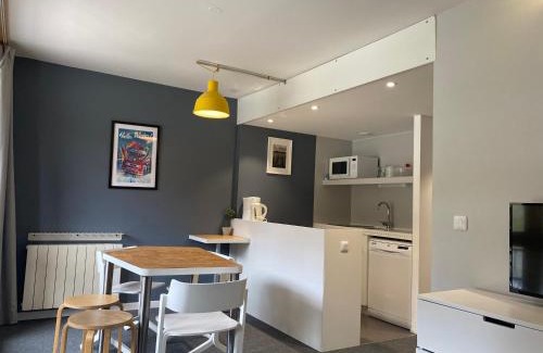 Arc-1800 Apartment | Studio calme rénové, balcon, Wifi, parking inclus, proche Transarc et commerces - FR-1-346-345