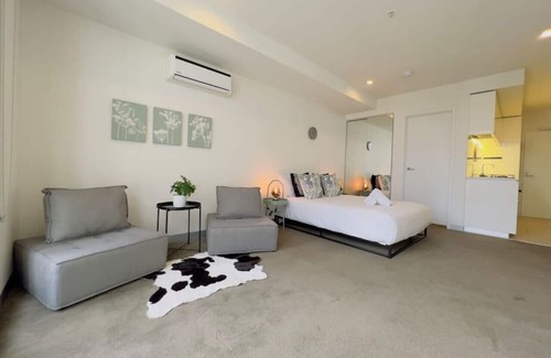 Carlton South Apartment | Studio, Carlton, Queen Victoria Market, Uni Melb