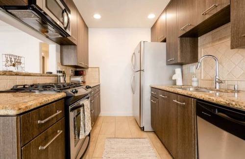 Studio City Condo | Studio City Flat- Queen Bed, Free Parking, Jacuzzi