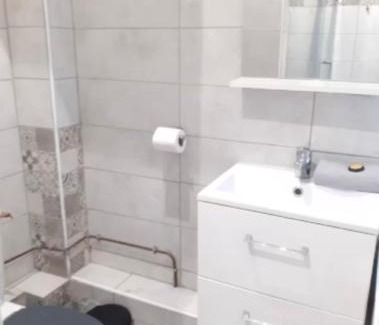 La Celle-sous-Gouzon Apartment | Studio climatisé vue église du Panier et hôtel intercontinental