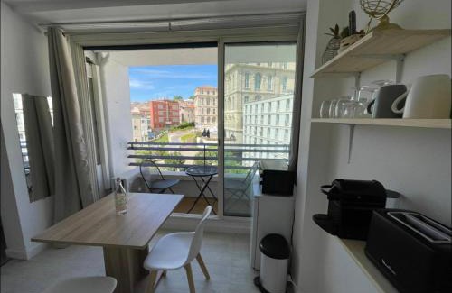 La Celle-sous-Gouzon Apartment | Studio climatisé vue église du Panier et hôtel intercontinental