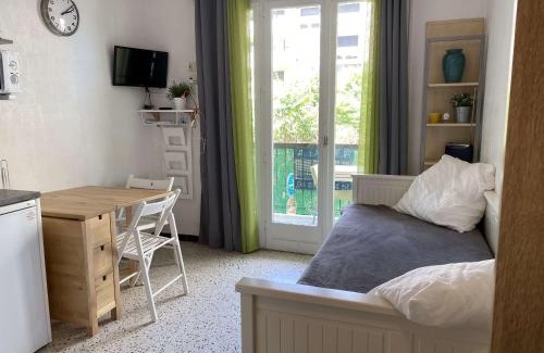 Balaruc-les-Bains Apartment | Studio climatisé avec balcon proche centre et thermes, Balaruc-les-Bains - FR-1-553-21
