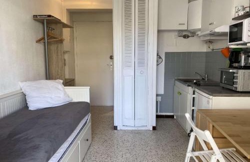 Balaruc-les-Bains Apartment | Studio climatisé avec balcon proche centre et thermes, Balaruc-les-Bains - FR-1-553-21