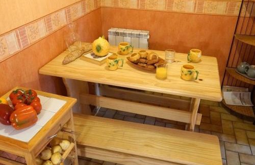 Bagneres-de-Luchon Apartment | Studio confortable pour 2 personnes avec balcon, au centre de Luchon, proche télécabine et thermes - FR-1-313-120