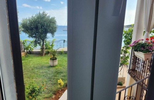 Martinscica Apartment | Studio CORALIA with sea view 10m vom Strand