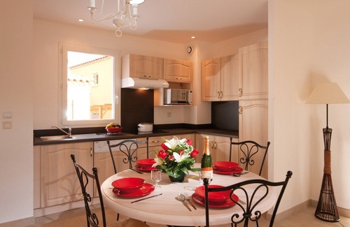 L'Isle-sur-la-Sorgue Apartment | Studio cosy , Très belle piscine extérieure!