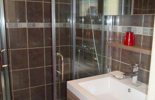 Balaruc-les-Bains Apartment | Studio cosy à 5 min des Thermes, 2 étoiles, animaux acceptés, proche commerces et Etang de Thau - FR-1-503-88