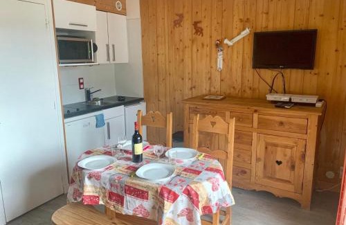 Les Gets Apartment | Studio cosy aux Gets, 4 pers., proche pistes, balcon, parking, centre village - FR-1-671-32