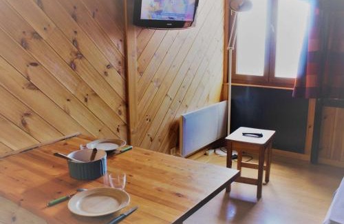 Risoul Apartment | Studio cosy en front de neige à Risoul 1850, accès direct aux pistes et commodités, 2 couchages - FR-1-330-493