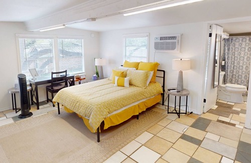 Leander House | Studio cottage near marinas/boat ramps with kitchenette & boat parking