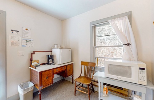 Coupeville Apartment | Studio cottage with porch - walk to ferry, beaches & Fort Casey State Park