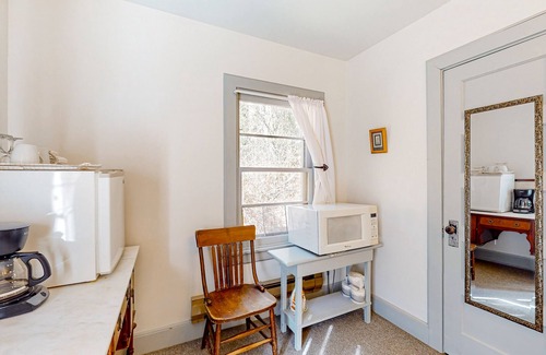 Coupeville Apartment | Studio cottage with porch - walk to ferry, beaches & Fort Casey State Park