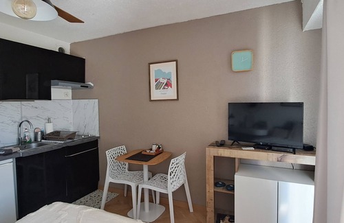 Cholet Apartment | Studio Darmaillacq with balcony and parking in town center