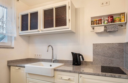 Oberrotweil Apartment | Studio 'Anemone' with Shared Garden, Balcony and Wi-Fi