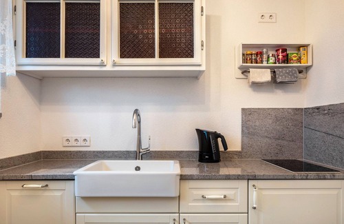 Oberrotweil Apartment | Studio 'Anemone' with Shared Garden, Balcony and Wi-Fi