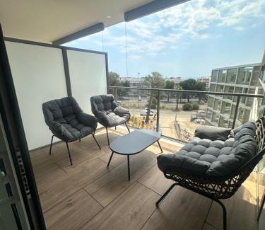 Saint-Laurent-du-Var Apartment | Studio en bord de mer avec piscine sur le toit