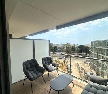 Saint-Laurent-du-Var Apartment | Studio en bord de mer avec piscine sur le toit