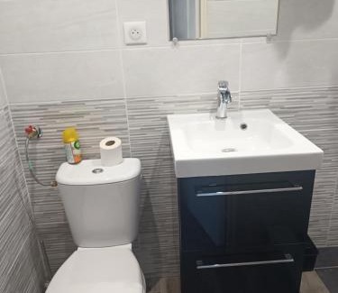 Cabries Apartment | Studio familial avec terrasse et parking à proximité de la gare TGV Aix-en Provence