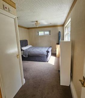 Cheadle Apartment | Studio Flat - 5 mins from Manchester Airport