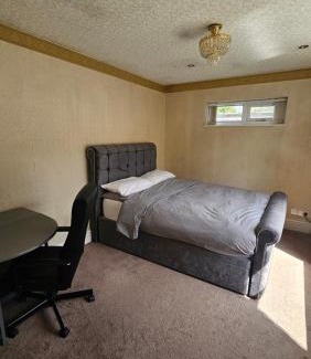 Cheadle Apartment | Studio Flat - 5 mins from Manchester Airport