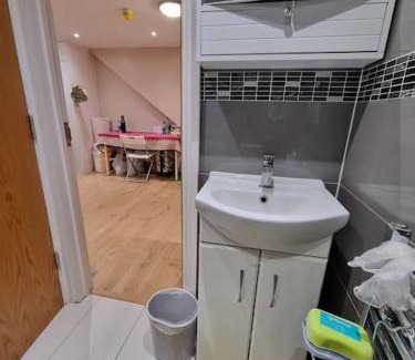 Heston Central Apartment | Studio flat, Heathrow, Free parking, Netflix