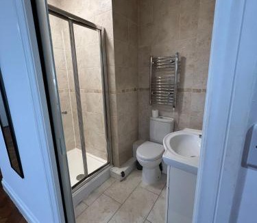 Seven Sisters Apartment | Studio flat Manor House station.