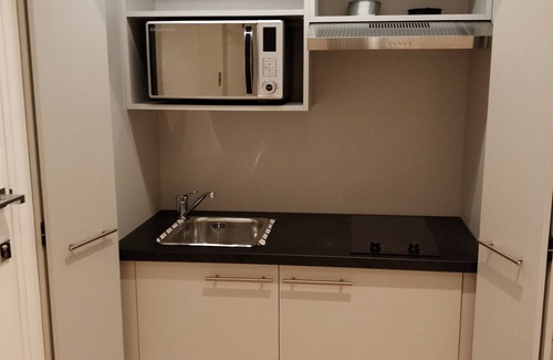 St. Margarets and North Twickenham Apartment | Studio flat with own entrance and off road parking!