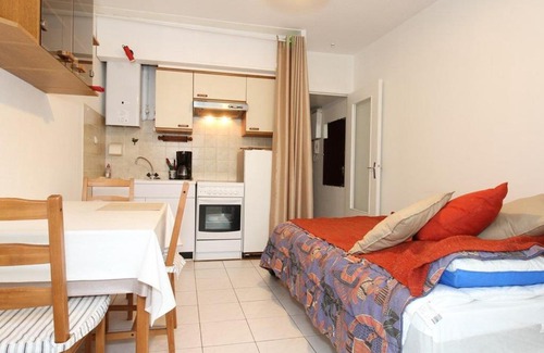 Balaruc-les-Bains Apartment | Studio fonctionnel avec loggia fermée à Balaruc-les-Bains, proche centre, parking collectif, tout équipé - FR-1-553-112