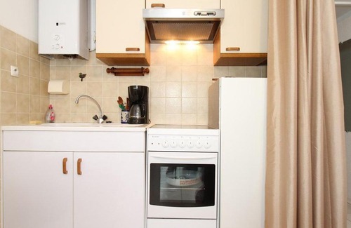 Balaruc-les-Bains Apartment | Studio fonctionnel avec loggia fermée à Balaruc-les-Bains, proche centre, parking collectif, tout équipé - FR-1-553-112
