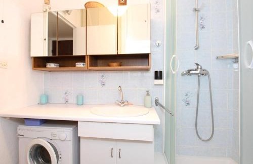 Balaruc-les-Bains Apartment | Studio fonctionnel avec loggia fermée à Balaruc-les-Bains, proche centre, parking collectif, tout équipé - FR-1-553-112