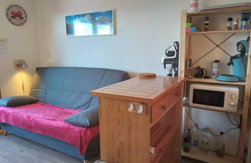 Cohennoz Apartment | Studio for 4 Near Slopes with Parking and Ski Storage